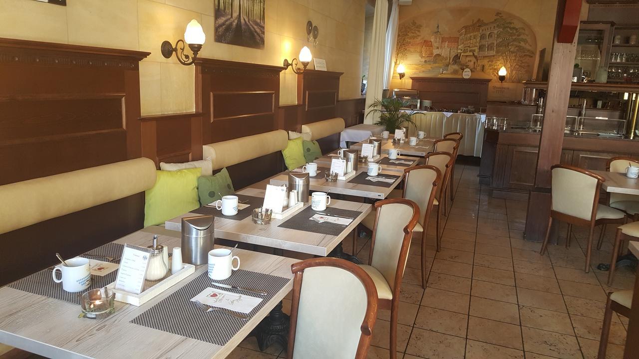 Hotel Goldener Adler Garni Hallstadt Bagian luar foto