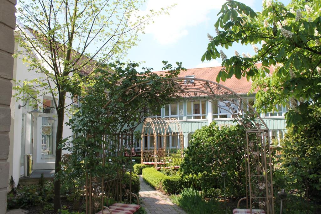 Hotel Goldener Adler Garni Hallstadt Bagian luar foto
